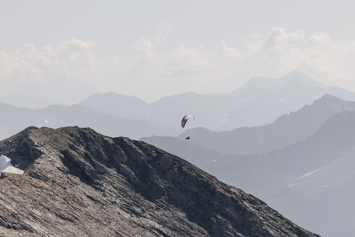 Gleitschirm über Bergkämmen