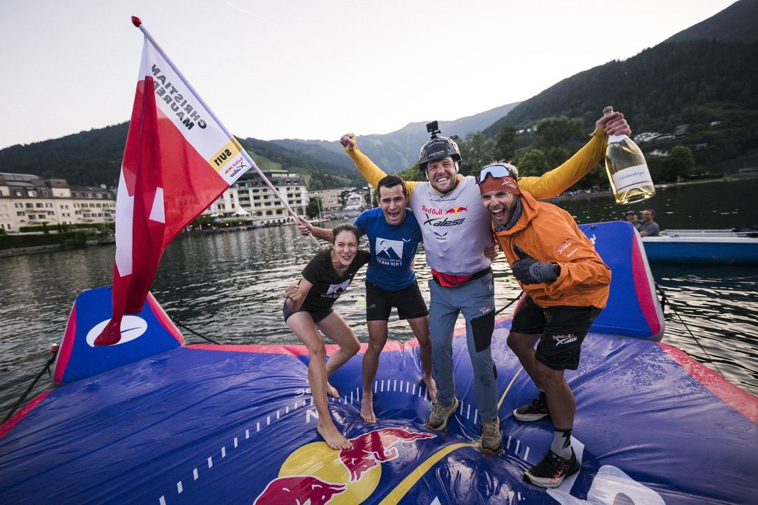 Das Team feiert im Ziel des Red Bull X-Alps 2025 in Zell am See